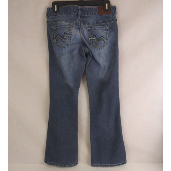 Maurices Women's Distressed Whiskered Embroidered Bootcut Jeans Size 3/4 Short - Picture 2 of 9
